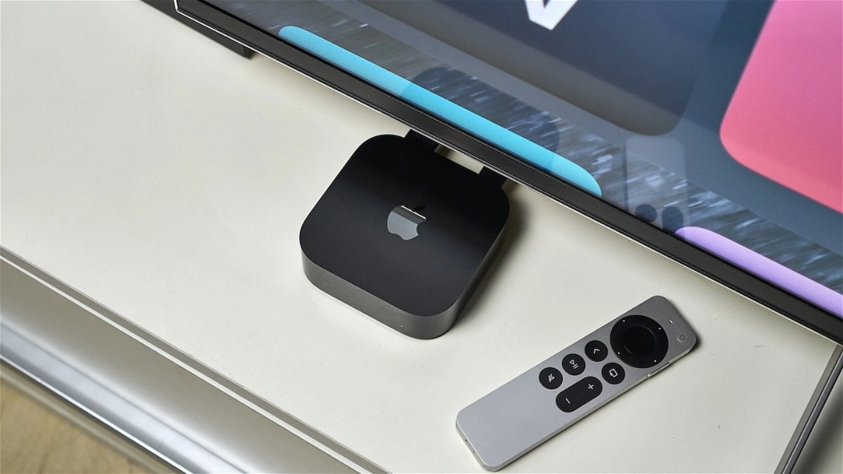 Cómo avanzar o retroceder el vídeo con el Siri Remote del Apple TV