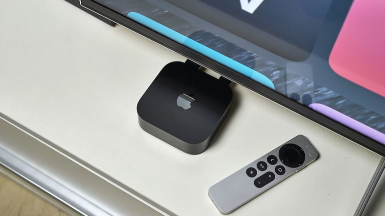 Cómo avanzar o retroceder el vídeo con el Siri Remote del Apple TV