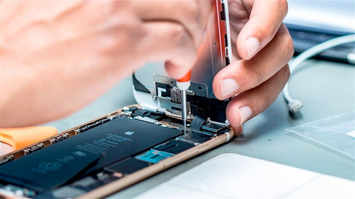 Podrás reparar tu iPhone durante 10 años: así es la nueva ley europea del derecho a reparar