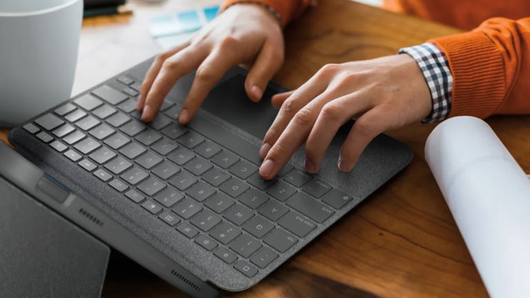 Este elegante teclado de Logitech para iPad ahora tiene un 32% de descuento