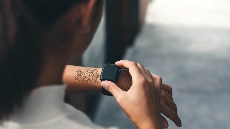 El poder del Apple Watch: se quita un tatuaje con láser para poder usar sus sensores