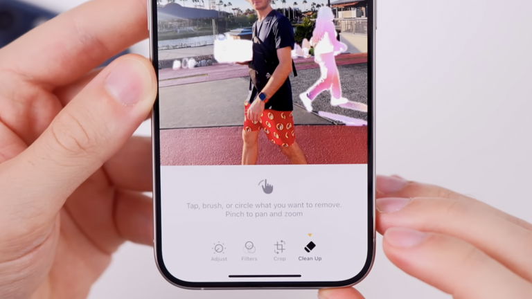 iOS 18.1 trae "Clean Up": una nueva función para borrar objetos de fotos con IA