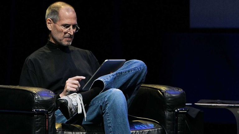 Steve Jobs' house was broken into and his iPad was stolen by a  clown