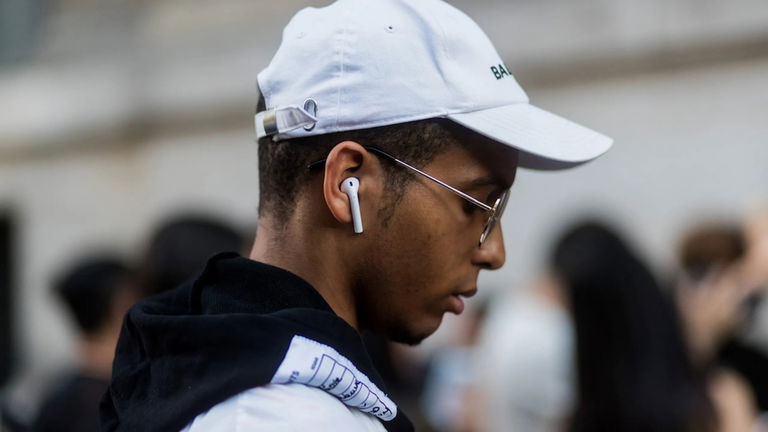 Apple está preparando unas gafas inteligentes y unos AirPods con cámaras, pero no los veremos pronto