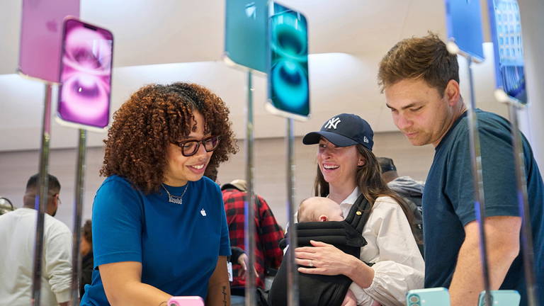 Siete años de cárcel por la estafa de los "iPhone zombie": así  consiguió 10 millones de euros