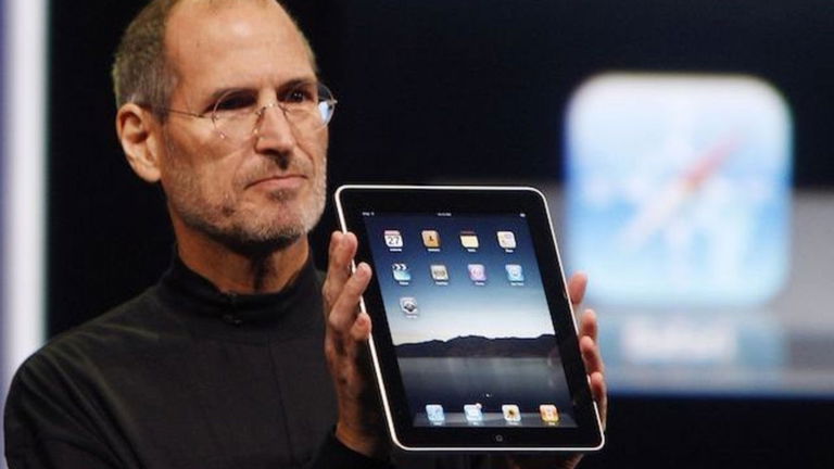 El iPad original se diseñó en dos tamaños, pero Jobs lo tenía claro: "tiene que caber en mi mesa de café"