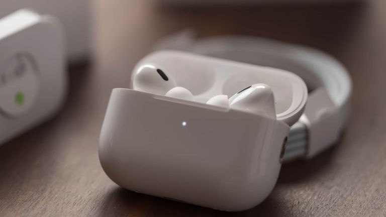 ¿Tus AirPods suenan dentro del estuche? No es un error, es una función