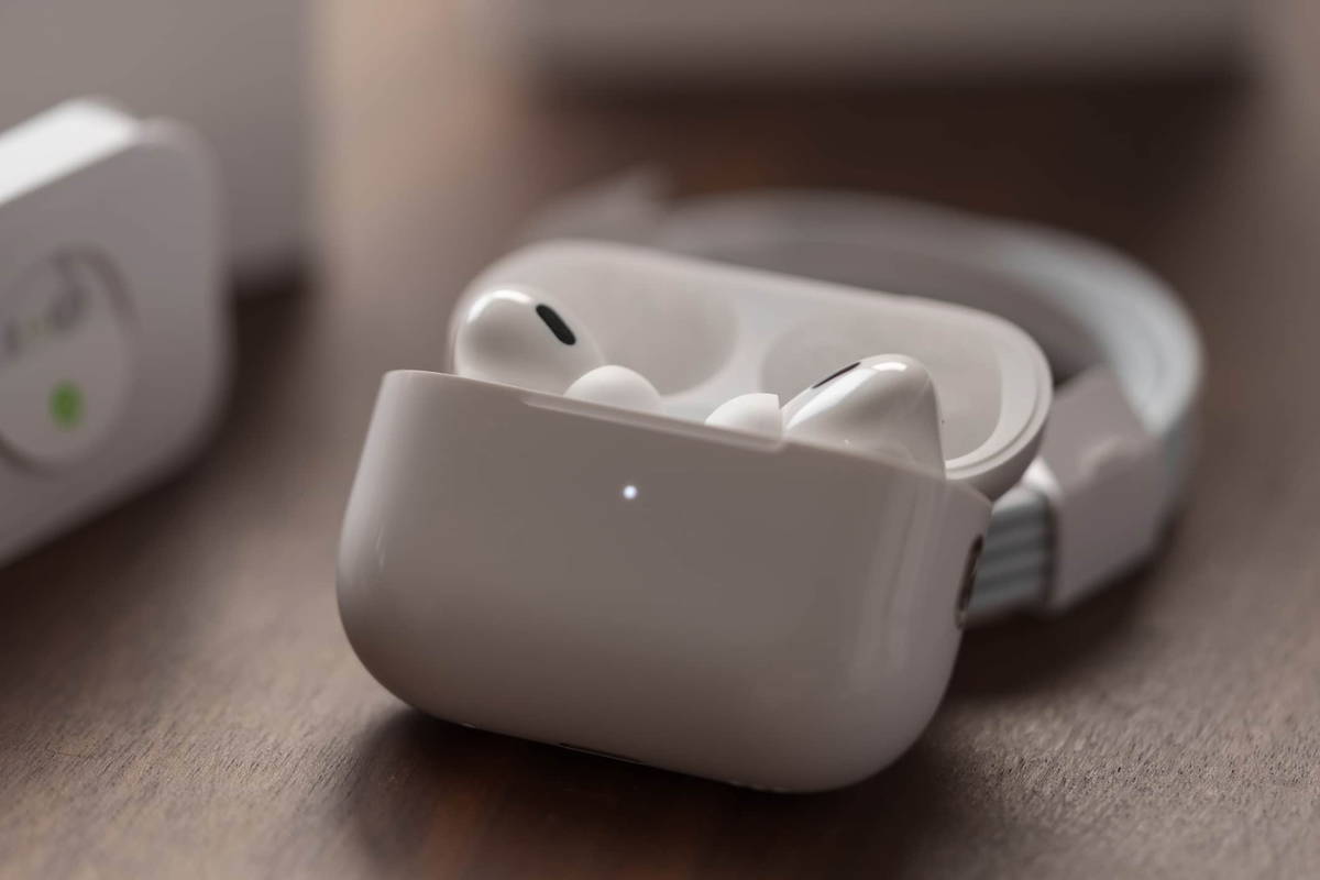 ¿Tus AirPods suenan dentro del estuche? No es un error, es una función