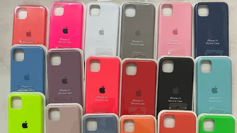 Más de 2.600 productos de Apple falsificados incautados por la Guardia Civil en España