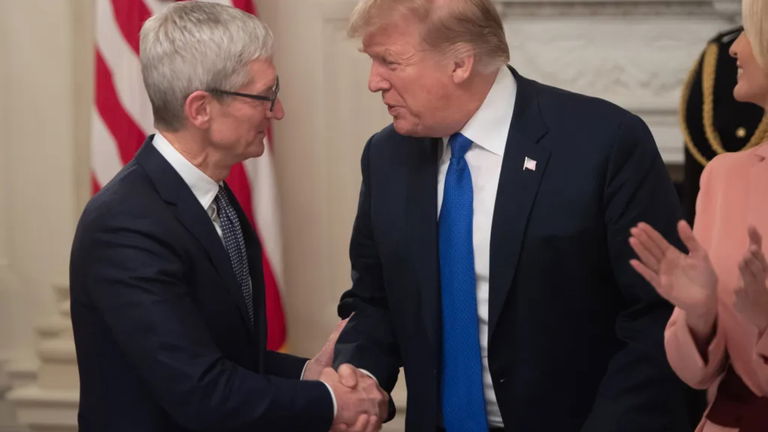 Donald Trump, sobre Apple: "Tim Cook está invirtiendo cientos de miles de dólares". Los de Cupertino van con todo