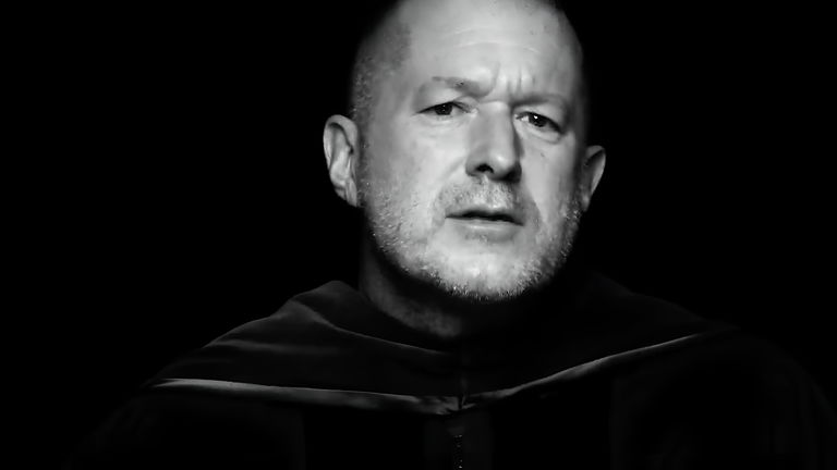 Jony Ive echa de menos Apple: "Me pregunto qué haría Steve Jobs. ¡Estoy haciendo justo lo que no quería!"