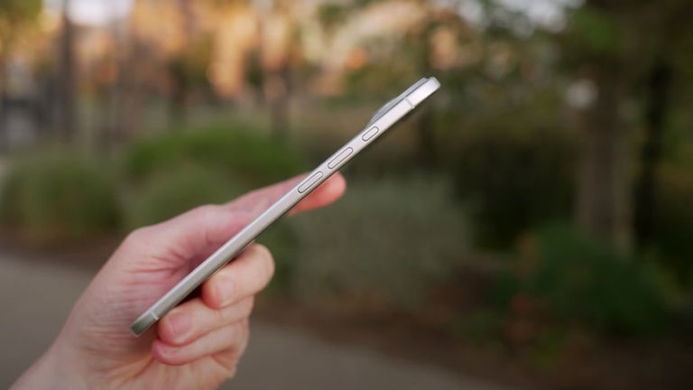 El diseño ultrafino del iPhone 17 Air habría forzado a Apple a realizar pequeños cambios en su puerto USB-C