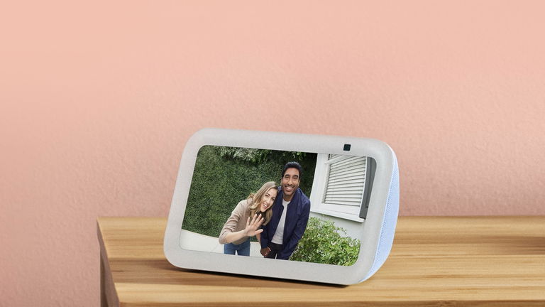 Cambiar tu despertador por esta pantalla inteligente de Amazon puede ser una de tus mejores decisiones del año: merece mucho la pena