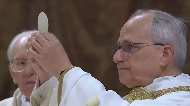 El nuevo Papa León XIV usa un Apple Watch y un iPhone