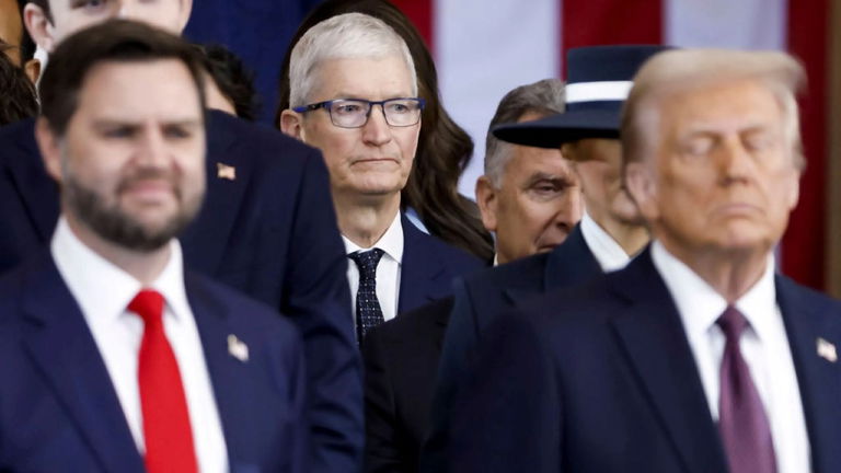 Trump amenaza con unos aranceles del 25% al iPhone si no se fabrica en EEUU