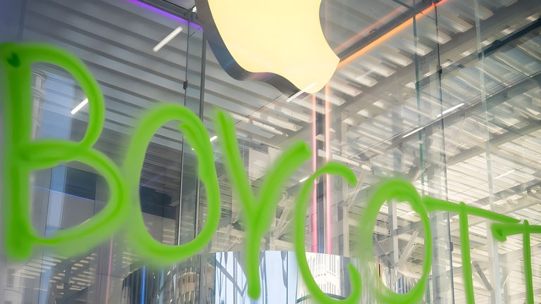 Vandalizan la Apple Store más icónica del mundo y piden un boicot a Apple, ¿por qué lo han hecho?