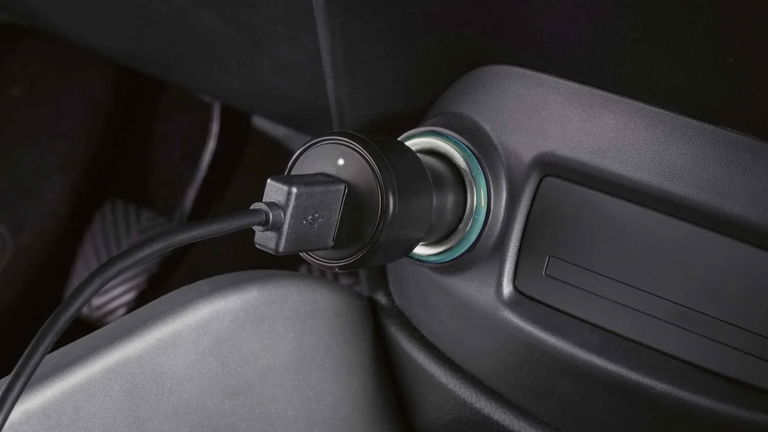 Este cargador para el coche del LIDL para móviles iPhone y Android cuesta tan solo 2,49 euros y puede salvarte en más de un apuro