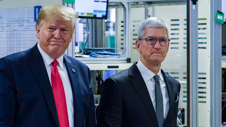 La administración Trump vuelve a criticar a Tim Cook y Apple por no fabricar el iPhone en EEUU, algo que es imposible