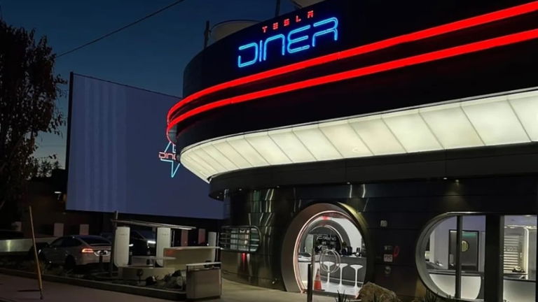 Hamburguesas y superchargers: Elon Musk quiere convertir restaurantes en gigantescas estaciones de carga
