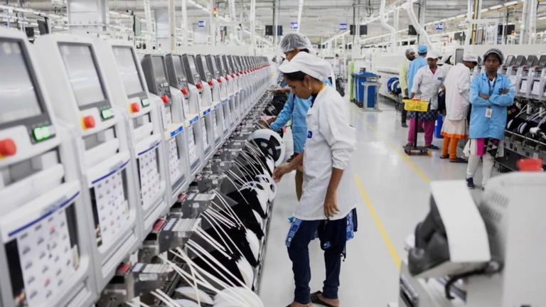 Revés para Apple en su plan para fabricar iPhone en India y sortear aranceles: China no está por la labor