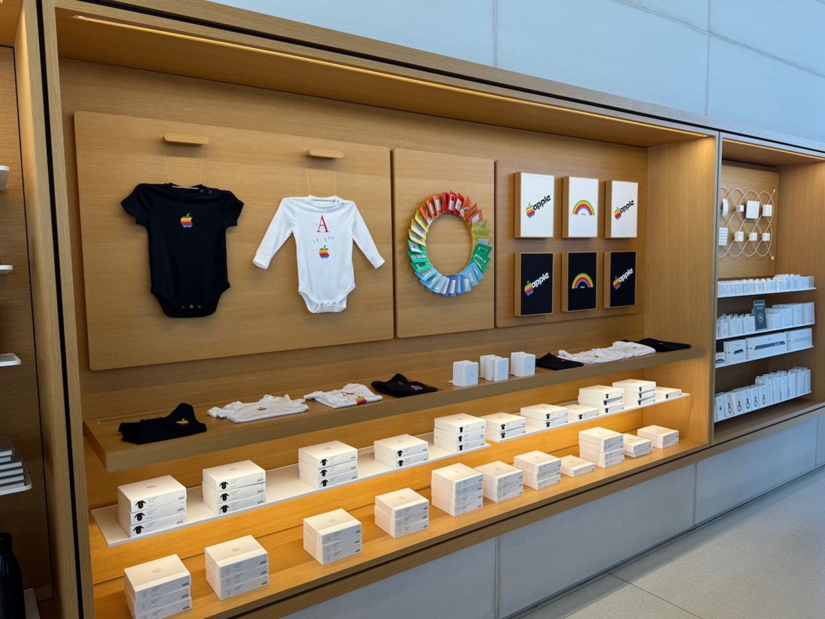 Apple ya ha arrasado en tecnología, ¿deberían volver a vender ropa?