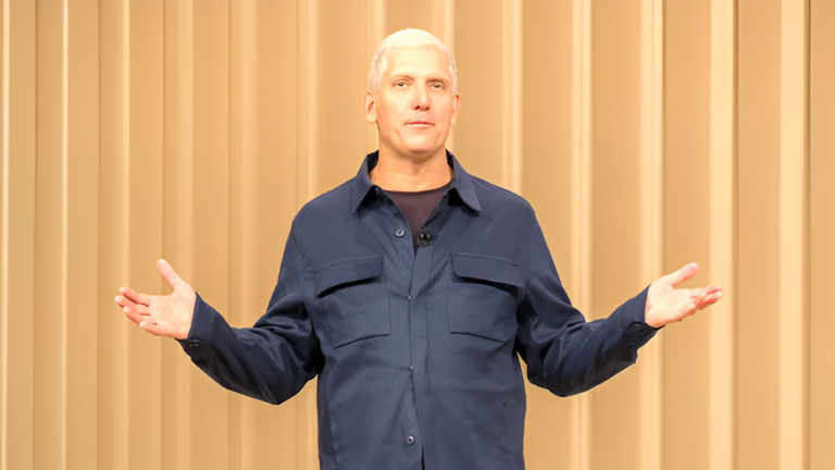 El VP de Google cargó contra Apple en la presentación del Google Pixel 10: "Han habido muchas promesas rotas"