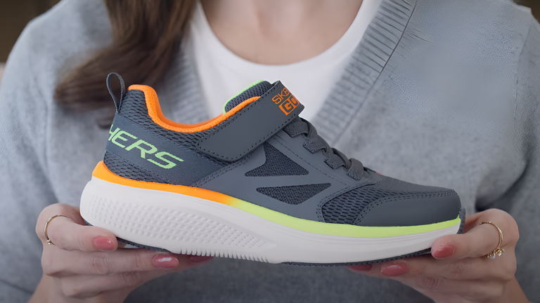 Estas zapatillas con AirTag "van un paso más allá": están diseñadas para localizar a tus hijos