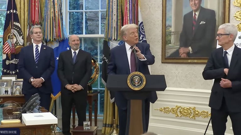 El curioso (y caro) regalo de Tim Cook a Donald Trump: una placa única de cristal y oro de 24 quilates