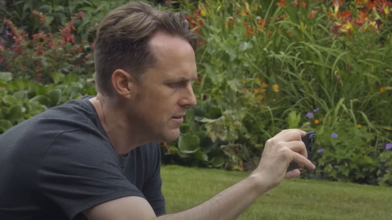 Apple comparte un emotivo spot comercial sobre el modo Acción del iPhone
