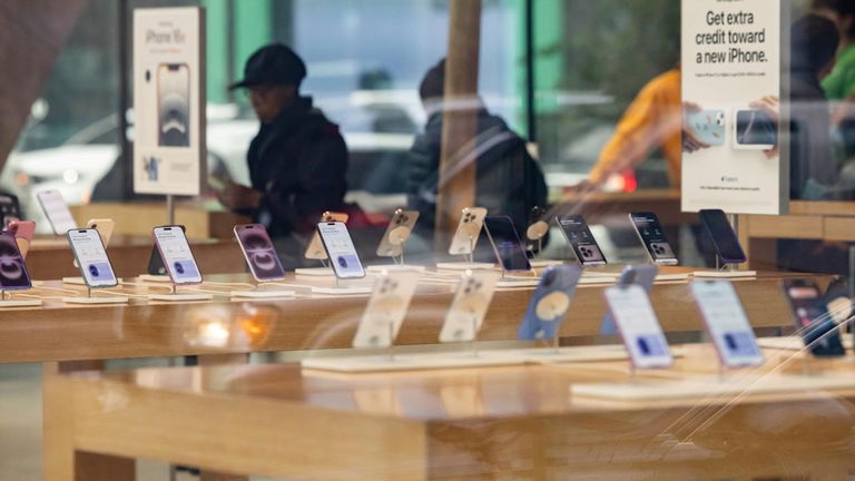 Apple tiene un nuevo chatbot de IA que no podrás utilizar pero que quizás te venda tu próximo iPhone