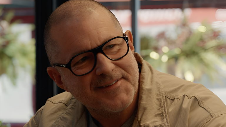 El exdiseñador de Apple Jony Ive acaba de lanzar una lámpara de 5.000 dólares con un diseño espectacular