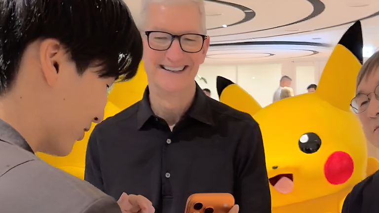 El jefe de Apple ha conocido a Pikachu, Tim Cook está de visita por Japón jugando a Dragon Ball con los iPhone 17