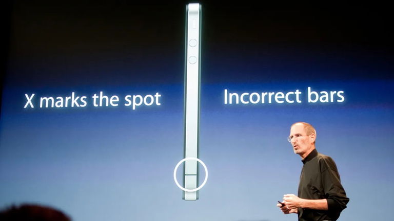 Descubren, 15 años más tarde, cómo Apple solucionó el "Antennagate" que afectó a los iPhone 4