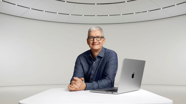 "Hay pocas señales internas". El que más sabe de Apple asegura que Tim Cook podría seguir como CEO más tiempo del que esperábamos