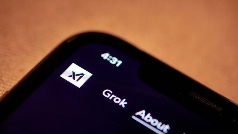 Elon Musk quiere que Siri se apoye en Grok, su IA. Pero parece que Google tiene ventaja