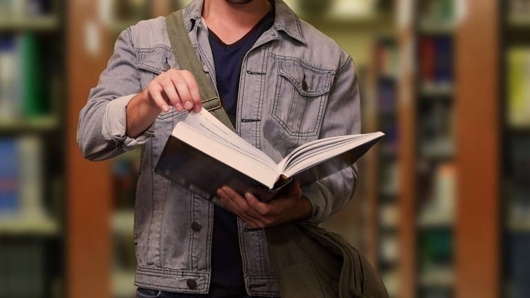 Los estudiantes confían cada vez más en la IA para elegir universidad, pero la mitad de las universidades españolas no existen para ella