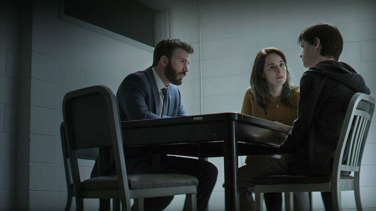 Uno de los mejores thrillers de los últimos años tiene solo 8 capítulos, lo protagoniza Chris Evans y puedes verlo gratis en streaming