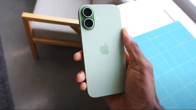 El mejor youtuber de tecnología lo tiene claro: MKBHD escoge el iPhone 17 como el mejor smartphone del año