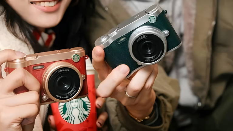 Starbucks ha lanzado una cámara retro barata que vas a querer tener y no vas a poder comprar