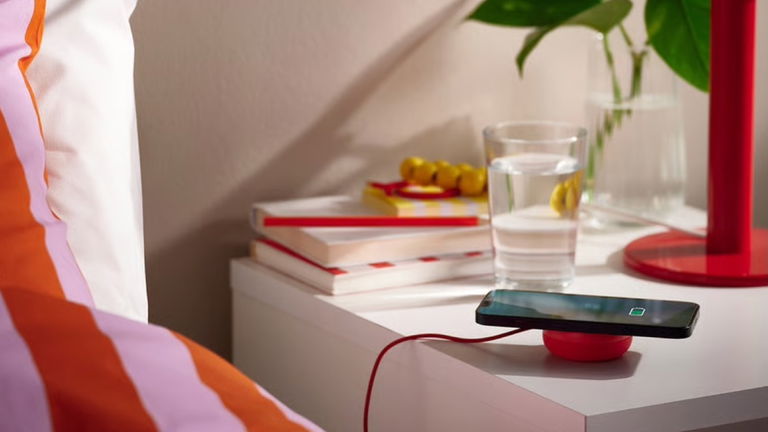 IKEA lanza un cargador inalámbrico magnético que esconde una sorpresa que vas a querer