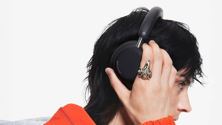 Estos auriculares inalámbricos con 100 horas de batería, cancelación de ruido y audio espacial cuesta ahora 80 euros