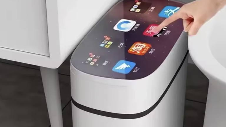 Este cubo de basura inteligente se abre automáticamente al acercar tu mano y tiene un ofertón