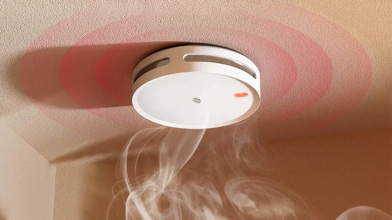 Los bomberos lo tienen claro: todas las casas deberían tener un detector de humos y esta opción conectada a tu smartphone es perfecta