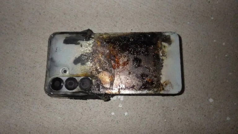 Un Galaxy S25 se ha incendiado mientras cargaba, Samsung ya se ha hecho cargo