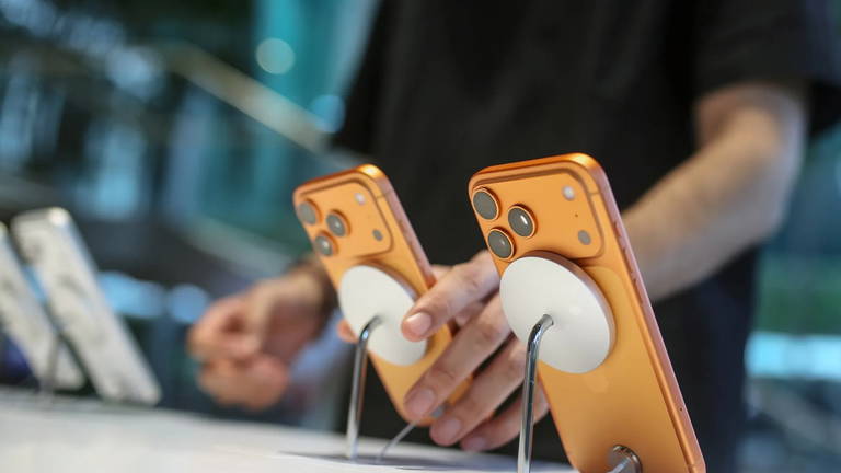 Apple desbanca a Samsung como la marca que más smartphones vendió en 2025 gracias a los iPhone 17