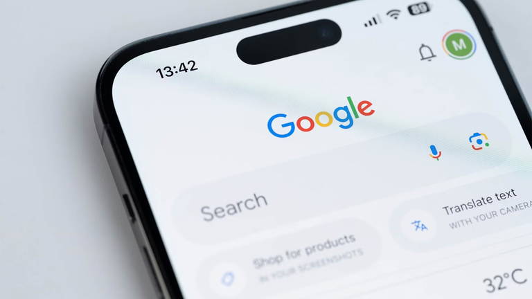 El día que la app de Google envió una notificación de Grok a los usuarios del iPhone con un GIF de lo más extraño