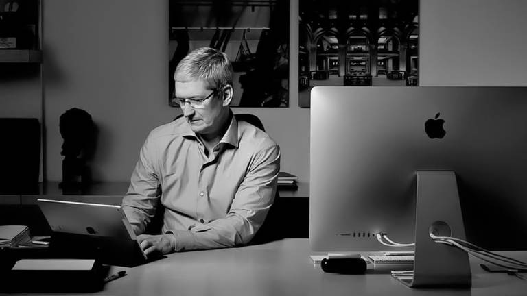 Tim Cook desvela cómo Steve Jobs le convenció de unirse a Apple en el peor momento posible